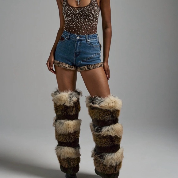 Love Me More Denim Shorts 🔥🔥🔥 - Picture 2 of 3